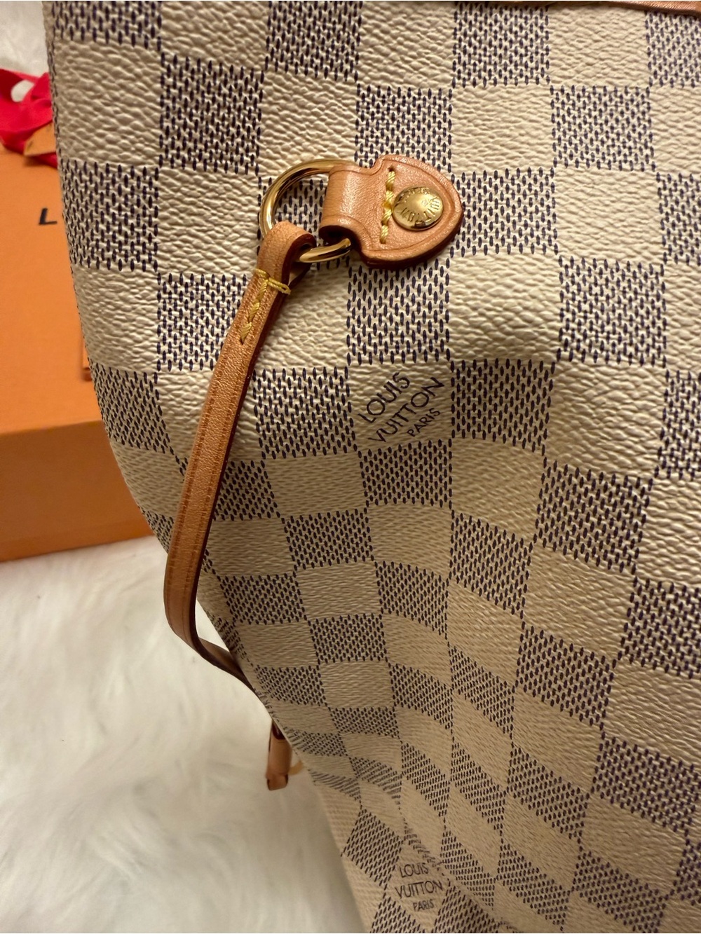 Louis Vuitton Neverfull MM - Picture 9 of 16